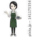 笑顔で案内するカフェ店員の女性　イラスト 141175354