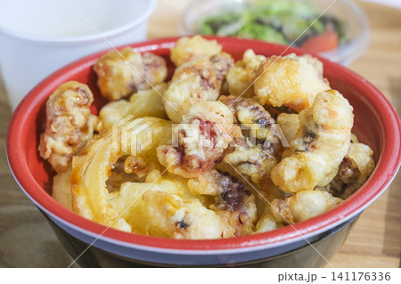 淡路島名物の新玉ねぎと明石タコの天丼 141176336