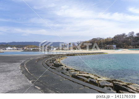 突堤から眺める淡路島の多賀の浜ビーチ 突堤から眺める淡路島の多賀の浜ビーチ 141176339