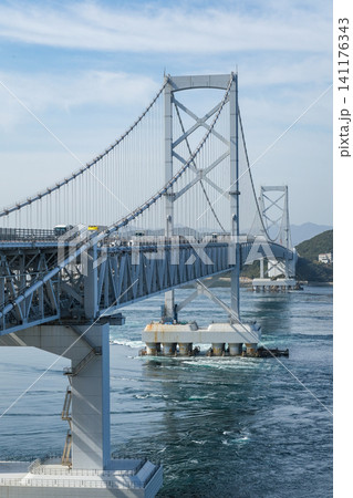 淡路島から見る大鳴門橋と鳴門海峡の渦潮 淡路島から見る大鳴門橋と鳴門海峡の渦潮 141176343