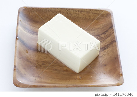 木製の皿の上の絹ごし豆腐一丁 木製の皿の上の絹ごし豆腐一丁 141176346