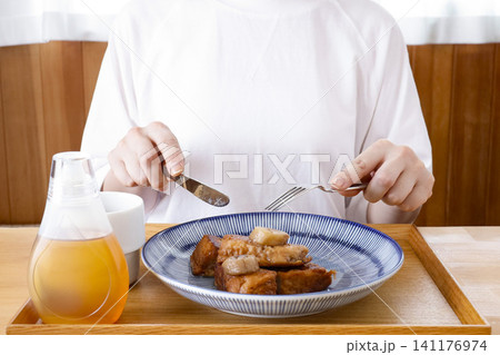 フレンチトーストを食べる女性 141176974