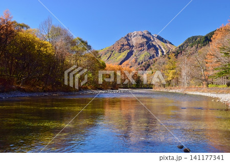 紅葉の上高地から望む秋の焼岳 紅葉の上高地から望む秋の焼岳 141177341