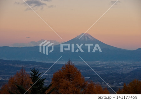 八ヶ岳南麓にある富士見平展望台から見る富士山と甲府盆地の風景 八ヶ岳南麓にある富士見平展望台から見る富士山と甲府盆地の風景 141177459