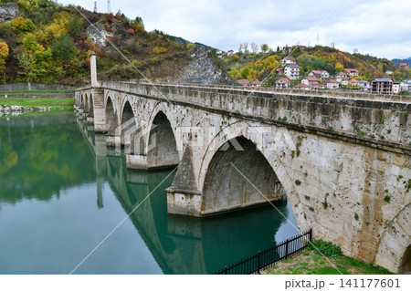 ボスニア・ヘルツェゴヴィナ、ヴィシェグラード、ソコルル・メフメト・パシャ橋、ドリナの橋、ドリナ川 ボスニア・ヘルツェゴヴィナ、ヴィシェグラード、ソコルル・メフメト・パシャ橋、ドリナの橋、ドリナ川 141177601