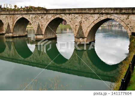 ボスニア・ヘルツェゴヴィナ、ヴィシェグラード、ソコルル・メフメト・パシャ橋、ドリナの橋、ドリナ川 ボスニア・ヘルツェゴヴィナ、ヴィシェグラード、ソコルル・メフメト・パシャ橋、ドリナの橋、ドリナ川 141177604