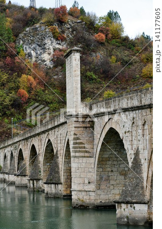 ボスニア・ヘルツェゴヴィナ、ヴィシェグラード、ソコルル・メフメト・パシャ橋、ドリナの橋、ドリナ川 ボスニア・ヘルツェゴヴィナ、ヴィシェグラード、ソコルル・メフメト・パシャ橋、ドリナの橋、ドリナ川 141177605