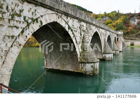 ボスニア・ヘルツェゴヴィナ、ヴィシェグラード、ソコルル・メフメト・パシャ橋、ドリナの橋、ドリナ川 ボスニア・ヘルツェゴヴィナ、ヴィシェグラード、ソコルル・メフメト・パシャ橋、ドリナの橋、ドリナ川 141177606