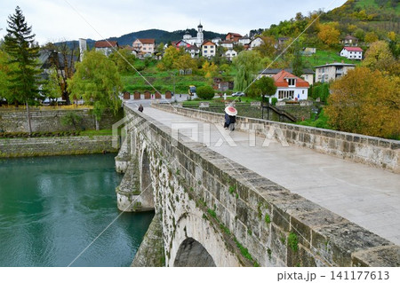 ボスニア・ヘルツェゴヴィナ、ヴィシェグラード、ソコルル・メフメト・パシャ橋、ドリナの橋、ドリナ川 ボスニア・ヘルツェゴヴィナ、ヴィシェグラード、ソコルル・メフメト・パシャ橋、ドリナの橋、ドリナ川 141177613