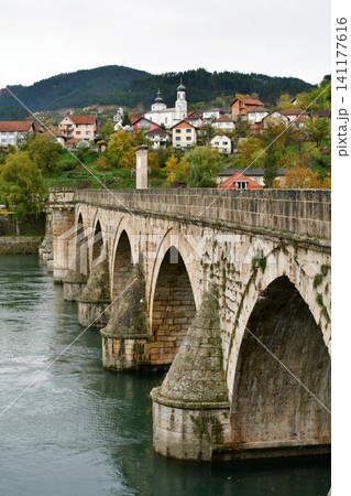 ボスニア・ヘルツェゴヴィナ、ヴィシェグラード、ソコルル・メフメト・パシャ橋、ドリナの橋、ドリナ川 ボスニア・ヘルツェゴヴィナ、ヴィシェグラード、ソコルル・メフメト・パシャ橋、ドリナの橋、ドリナ川 141177616