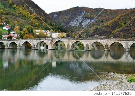 ボスニア・ヘルツェゴヴィナ、ヴィシェグラード、ソコルル・メフメト・パシャ橋、ドリナの橋、ドリナ川 ボスニア・ヘルツェゴヴィナ、ヴィシェグラード、ソコルル・メフメト・パシャ橋、ドリナの橋、ドリナ川 141177620
