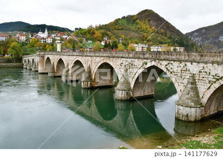 ボスニア・ヘルツェゴヴィナ、ヴィシェグラード、ソコルル・メフメト・パシャ橋、ドリナの橋、ドリナ川 ボスニア・ヘルツェゴヴィナ、ヴィシェグラード、ソコルル・メフメト・パシャ橋、ドリナの橋、ドリナ川 141177629