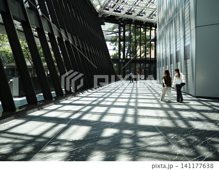 東京副都心高層ビル内部 影のある床 東京副都心高層ビル内部 影のある床 141177638