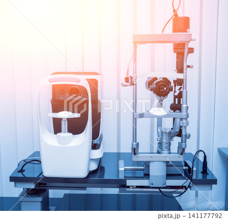 Refractometry. Keratometry. Refraction test. Optometry 141177792
