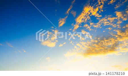 日没間近の西の空がドラマチックに輝いているシンプルな風景 日没間近の西の空がドラマチックに輝いているシンプルな風景 141178210