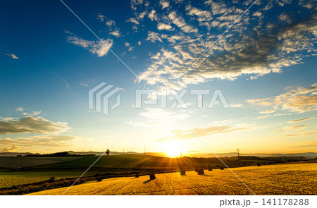 夏の夕方に北海道美瑛町で見た麦稈ロールとドラマチックな風景 夏の夕方に北海道美瑛町で見た麦稈ロールとドラマチックな風景 141178288