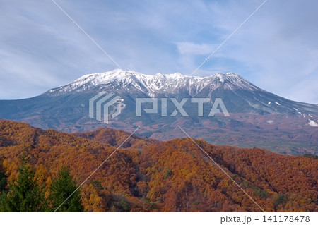 御嶽山開田高原地蔵峠展望台から見る御嶽山と麓の紅葉の風景 御嶽山開田高原地蔵峠展望台から見る御嶽山と麓の紅葉の風景 141178478