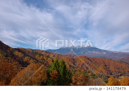 御嶽山開田高原地蔵峠展望台から見る御嶽山と麓の紅葉の風景 御嶽山開田高原地蔵峠展望台から見る御嶽山と麓の紅葉の風景 141178479