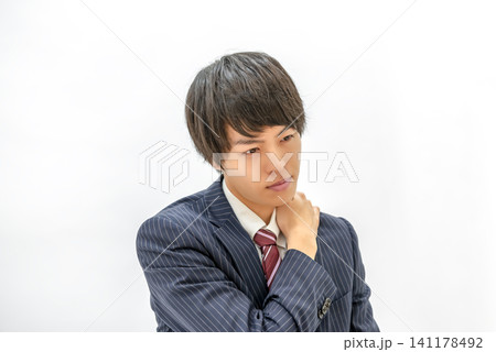 肩こりに悩み肩を揉む若いビジネスマン 141178492