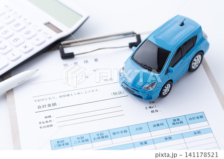 青い自動車と見積り書 青い自動車と見積り書 141178521