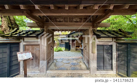 青柳家の門構え(薬医門と黒板塀)〈武家屋敷通り/秋田県仙北市角館町〉 青柳家の門構え(薬医門と黒板塀)〈武家屋敷通り/秋田県仙北市角館町〉 141178623