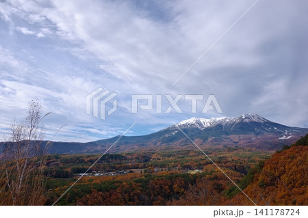 九蔵峠展望台から見る御嶽山と紅葉の風景 九蔵峠展望台から見る御嶽山と紅葉の風景 141178724