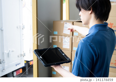 倉庫でタブレットを使う男性の手元 倉庫でタブレットを使う男性の手元 141178859