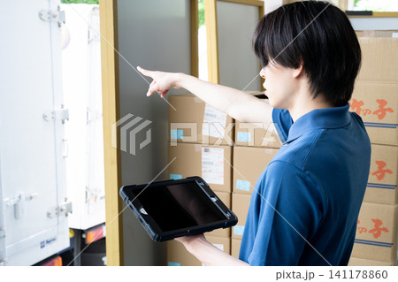 倉庫でタブレットを使う男性の手元 倉庫でタブレットを使う男性の手元 141178860