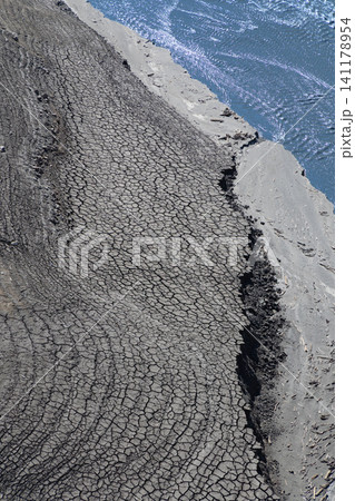 冬の雨不足で一部湖底が見え始めた春のダム湖 141178954