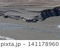 冬の雨不足で一部湖底が見え始めた春のダム湖 141178960