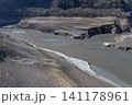 冬の雨不足で一部湖底が見え始めた春のダム湖 141178961
