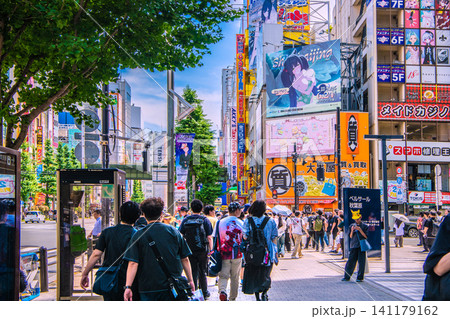 日本の東京都市景観インバウンド続く…外国人観光客や若者らで賑わう東京・秋葉原＝7月11日 141179162