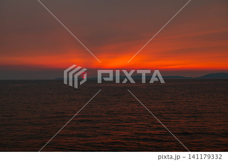 天草西海岸から望む夕日 天草西海岸から望む夕日 141179332
