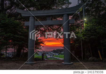 都呂々神社の鳥居と夕焼け 都呂々神社の鳥居と夕焼け 141179336