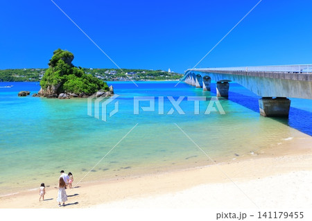 【沖縄県】快晴の古宇利大橋(南詰展望所) 【沖縄県】快晴の古宇利大橋(南詰展望所) 141179455