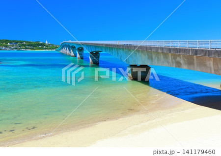 【沖縄県】快晴の古宇利大橋(南詰展望所) 【沖縄県】快晴の古宇利大橋(南詰展望所) 141179460