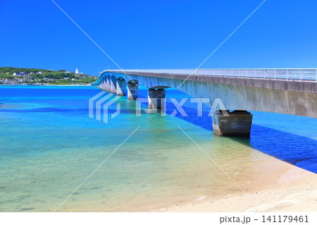 【沖縄県】快晴の古宇利大橋(南詰展望所) 【沖縄県】快晴の古宇利大橋(南詰展望所) 141179461