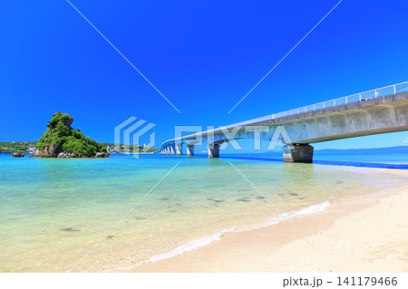 【沖縄県】快晴の古宇利大橋(南詰展望所) 【沖縄県】快晴の古宇利大橋(南詰展望所) 141179466