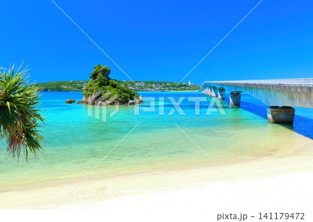 【沖縄県】快晴の古宇利大橋(南詰展望所) 【沖縄県】快晴の古宇利大橋(南詰展望所) 141179472