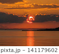 海に沈む夕日 141179602