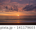 海に沈む夕日 141179603