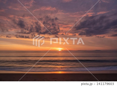 海に沈む夕日 海に沈む夕日 141179603