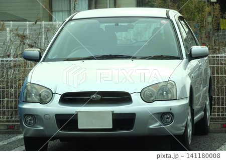 駐車場に停めた車 駐車場に停めた車 141180008