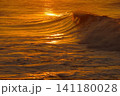 夕焼けの波 141180028