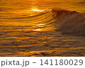 夕焼けの波 141180029