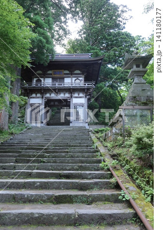 山寺の山門 山寺の山門 141180177