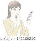 スマホの画面を見ながら不安になっている女性のイラスト 141180210