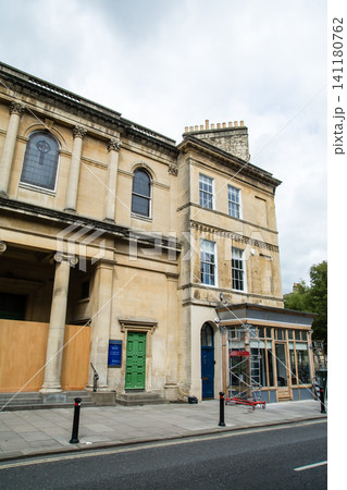 歴史的なハニー色の石造りの建物　イギリスの世界遺産に登録されたバースの街並み 141180762