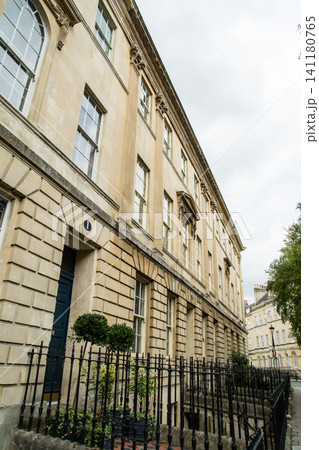 歴史的なハニー色の石造りの建物 イギリスの世界遺産に登録されたバースの街並み 歴史的なハニー色の石造りの建物 イギリスの世界遺産に登録されたバースの街並み 141180765