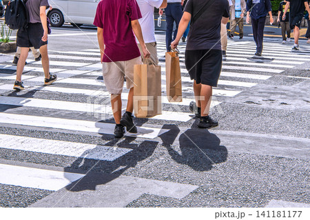 日本の東京都市景観インバウンド続く秋葉原…横断歩道を渡る紙袋を下げた外国人観光客たち…=7月11日 日本の東京都市景観インバウンド続く秋葉原…横断歩道を渡る紙袋を下げた外国人観光客たち…=7月11日 141181177
